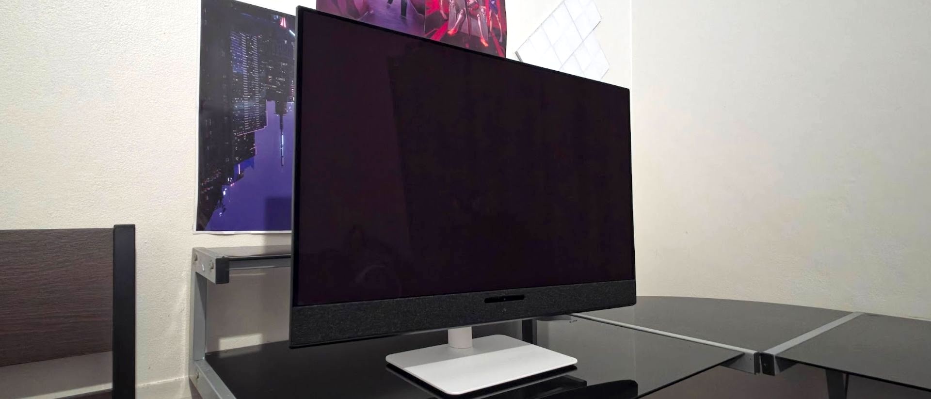 The Dell S3225QC monitor on a desk