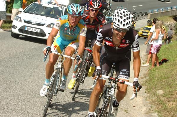 Sastre puts in a dig on the last trip up the Alto de Arkale
