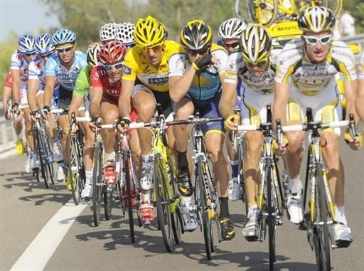 Lance Armstrong (c) made the split as the stage neared its end in La Grande Motte.