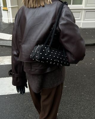  Autumn Microtrends 2024: @hannahlewisstylist wears a studded bag with a brown outfit