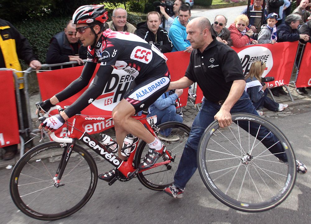 Ivan Basso (Csc Tiscali) is helped by a mechanic during the 2006 Fleche Wallonne.