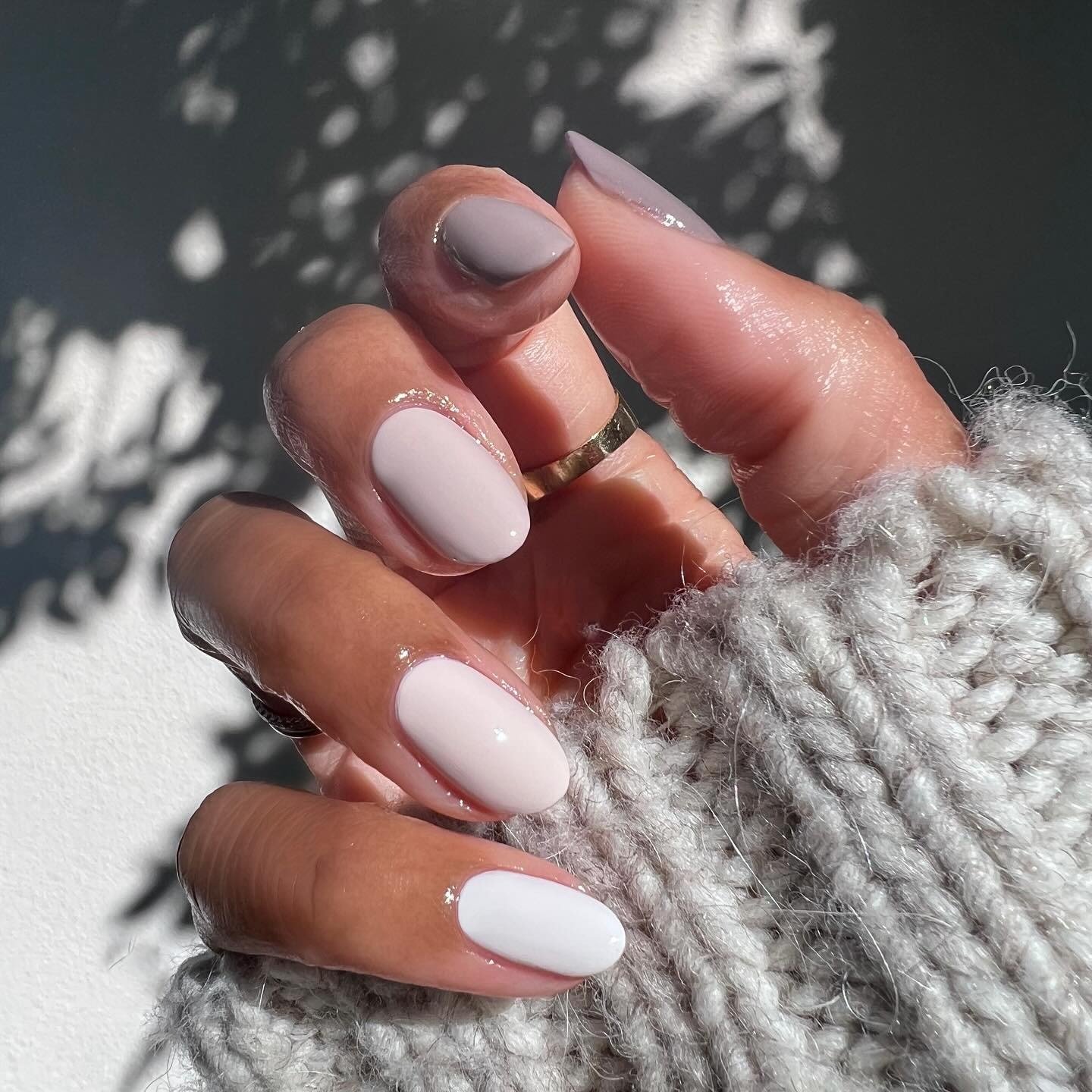 An ombr&amp;eacute; mole brown nail design