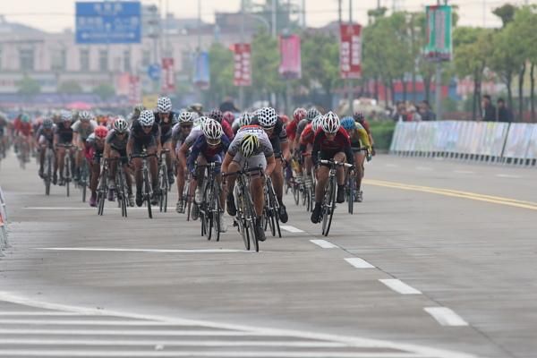 Ina Yoko Teutenberg (HTC - Columbia Women)and Kyeong Hye Choi (South Korea). Rochelle Gilmore (Australia) was fourth opens up a gap to win the first stage of the Tour of Chongming Island, ahead of Kirsten Wild (Cervelo Test Team)