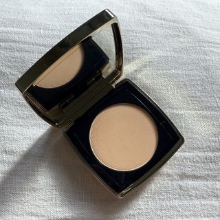 An open Estée Lauder Double Wear Stay-in-Place Matte Powder Foundation in the shade 1N1, set against a white linen background