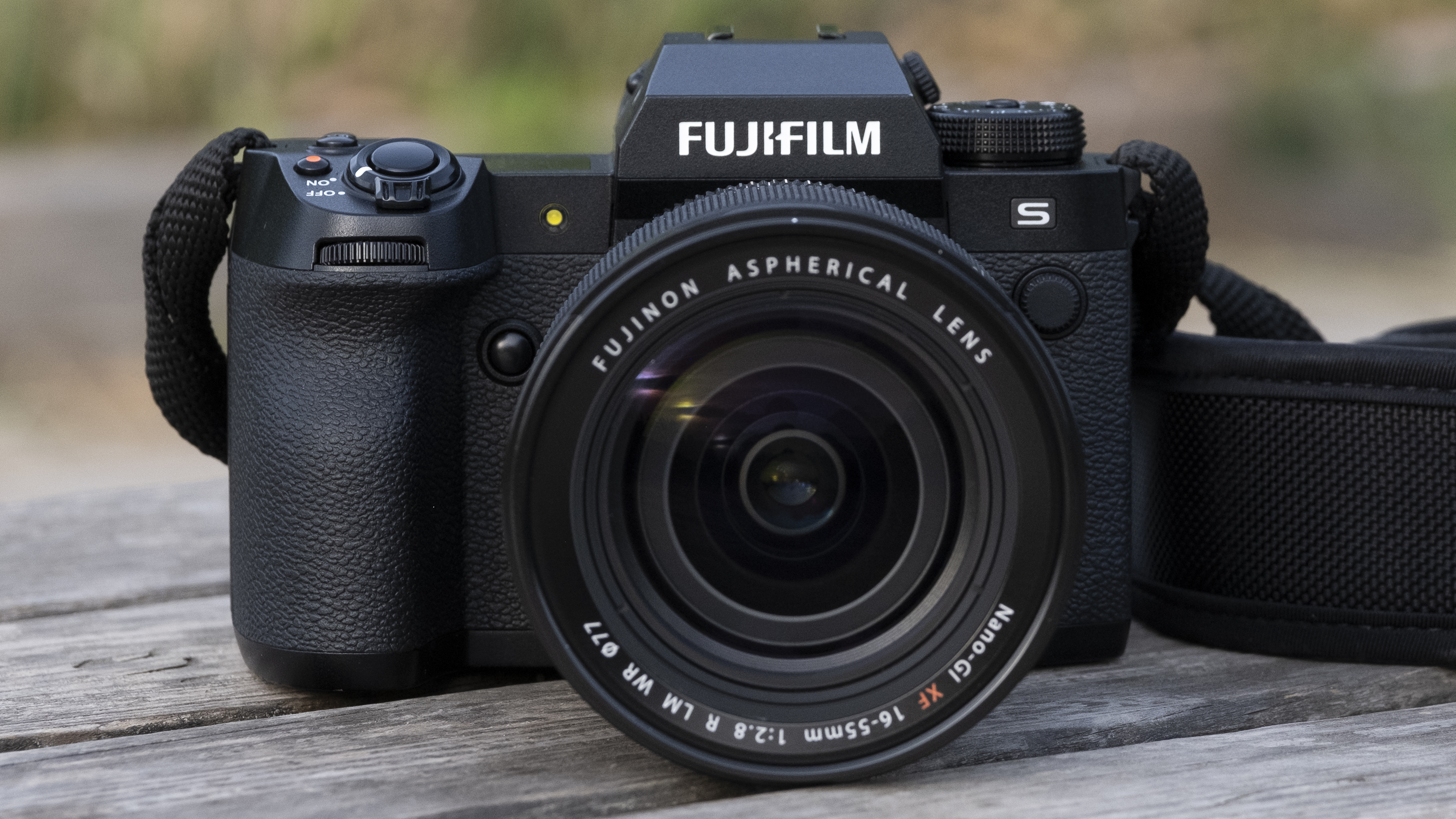 Fujifilm Камера X-H2S, сидящая на деревянной скамейке