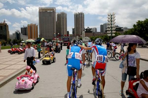 The Russians make their way to the team cars.