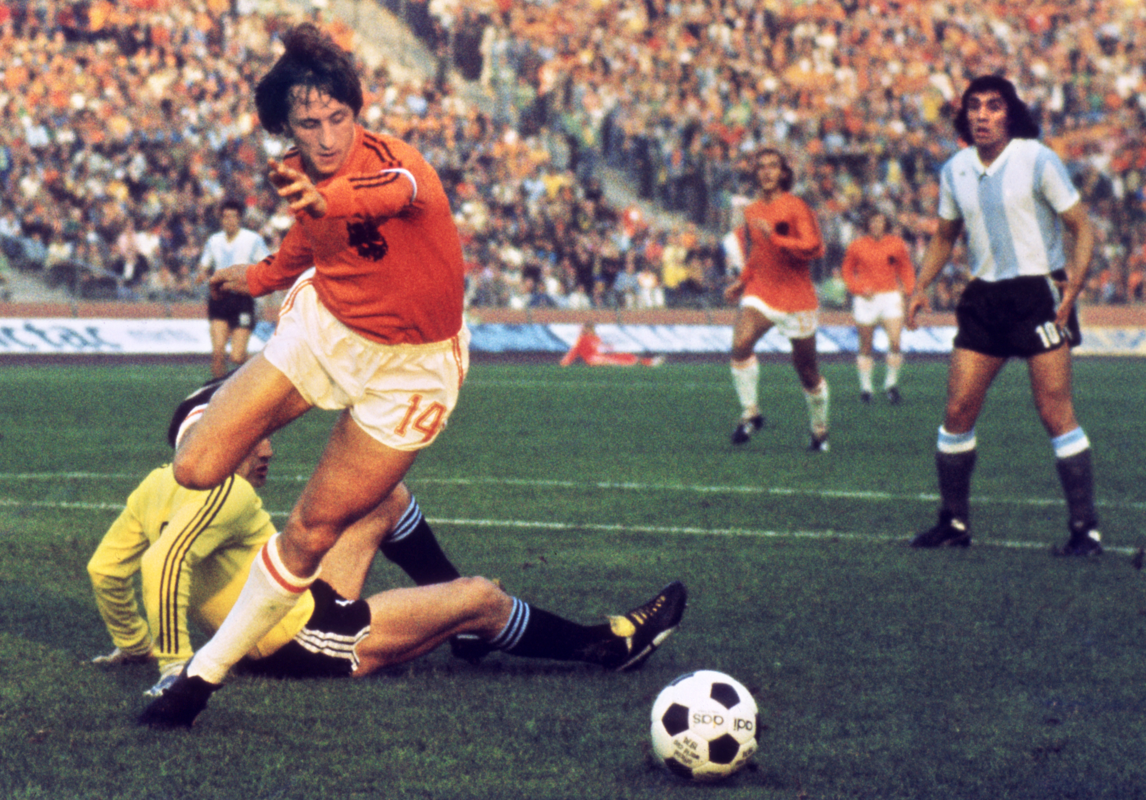 Johan Cruyff dribbles past goalkeeper Daniel Carnevali in the Netherlands' win over Argentina at the 1974 World Cup.