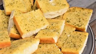 Foods to never cook in a toaster: Garlic bread