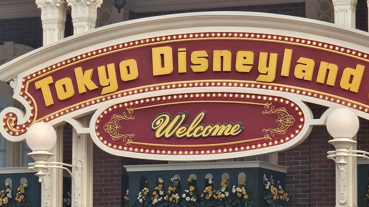 The front entrance to Tokyo Disneyland