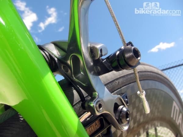 SRAM has moved away from a traditional dual-pivot setup in favor of a linkage-enhanced single-pivot arrangement for the new Red group.