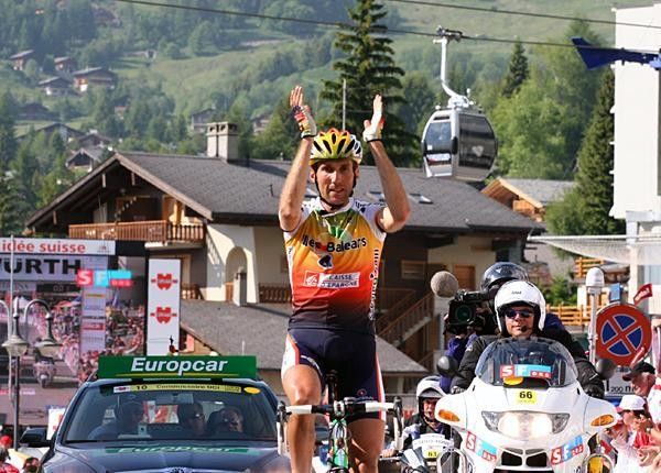 Pablo Lastras (Illes Balears) tries to get the crowd going.