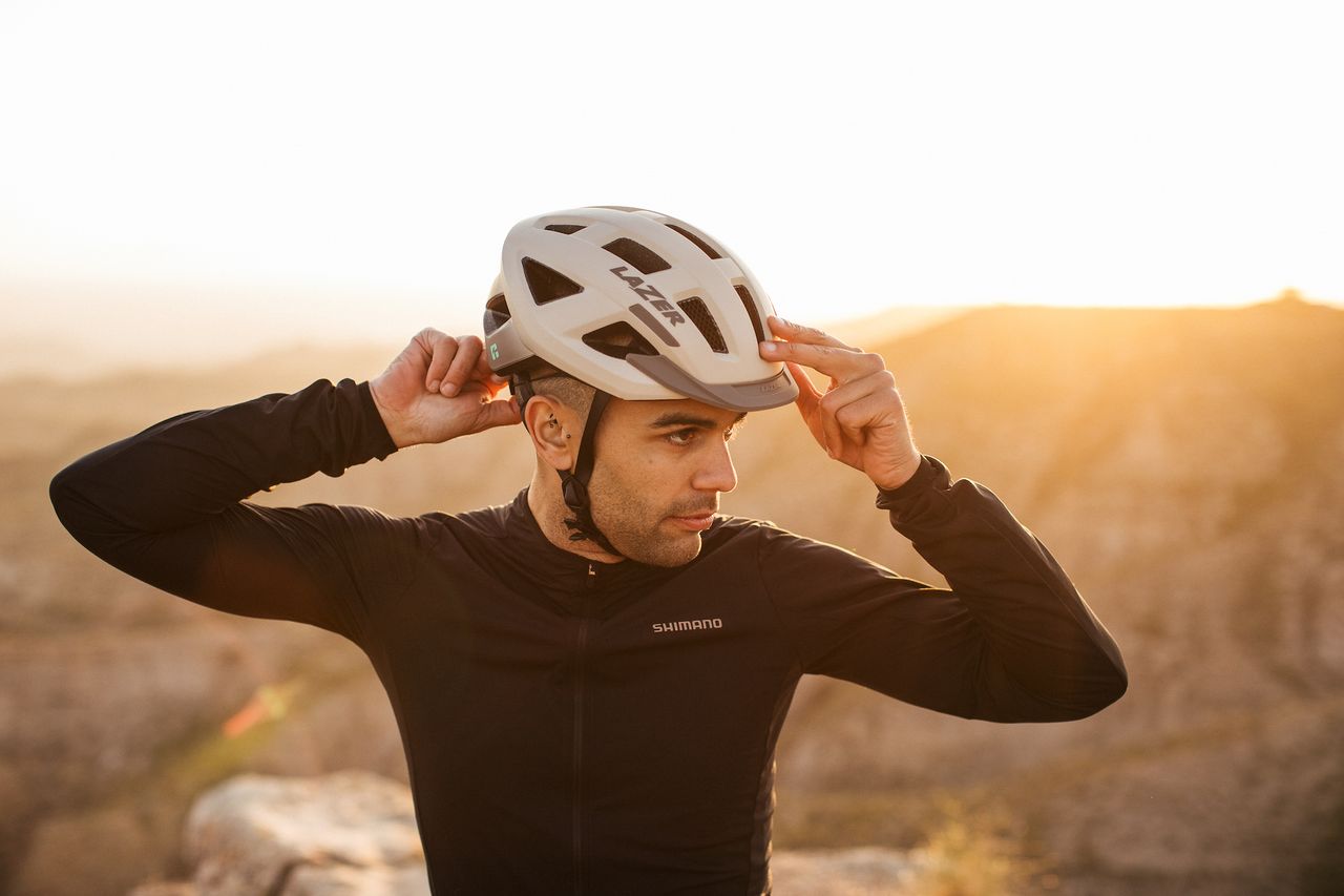 Lazer&#039;s Cerro KinetiCore gravel helmet