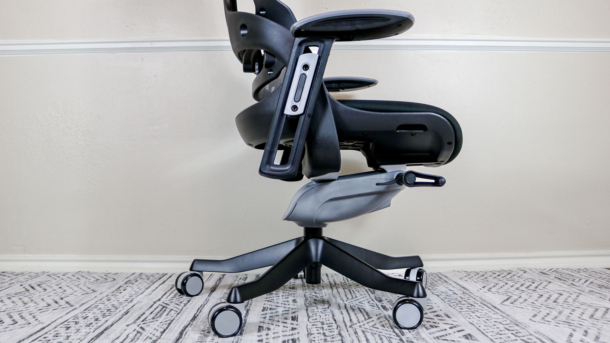 A side view showing the Uplift Pursuit's adjustment levers and crank handle on the left side