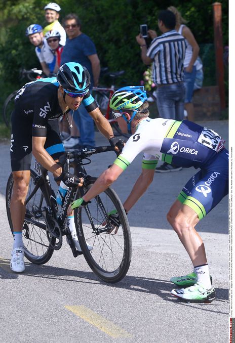 Simon Clarke gives Richie Porte his front wheel