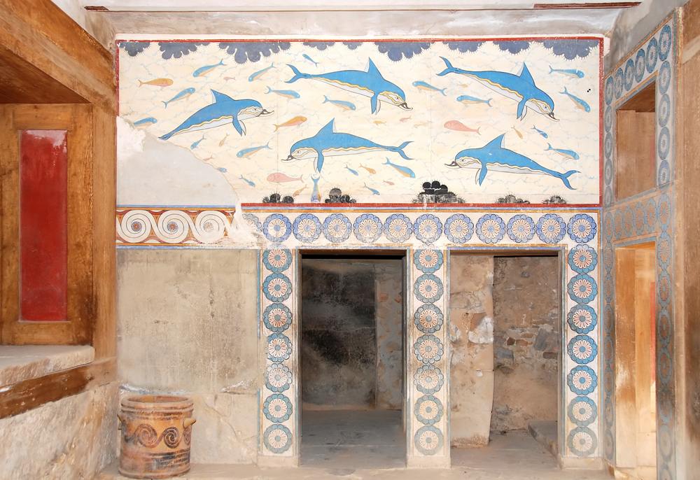 The queen&#39;s megaron at the Palace of Knossos features a reconstructed fresco depicting blue dolphins swimming above a doorway.