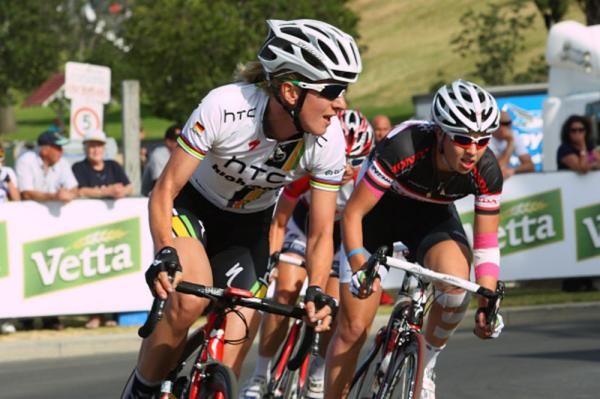 In the break Judith Arndt (HTC-HighRoad) and Melissa Hoskins (Honda) change over at the front