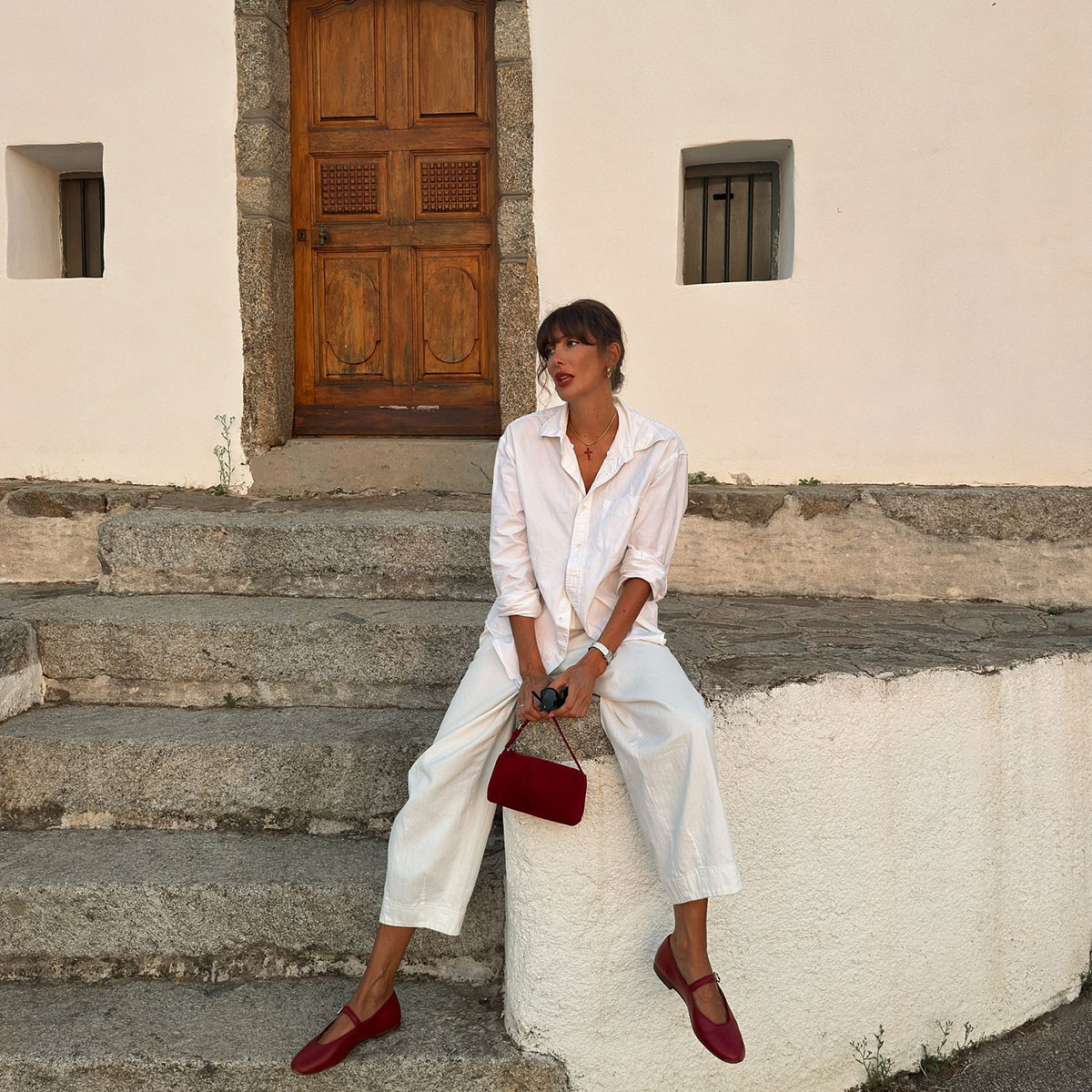 @juliesfi outfit photo all white with burgundy bag and shoes 