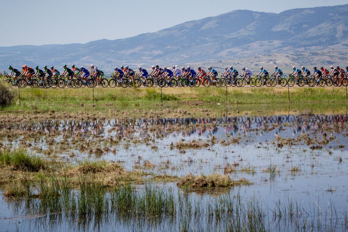 The peloton rolling along during stage 1