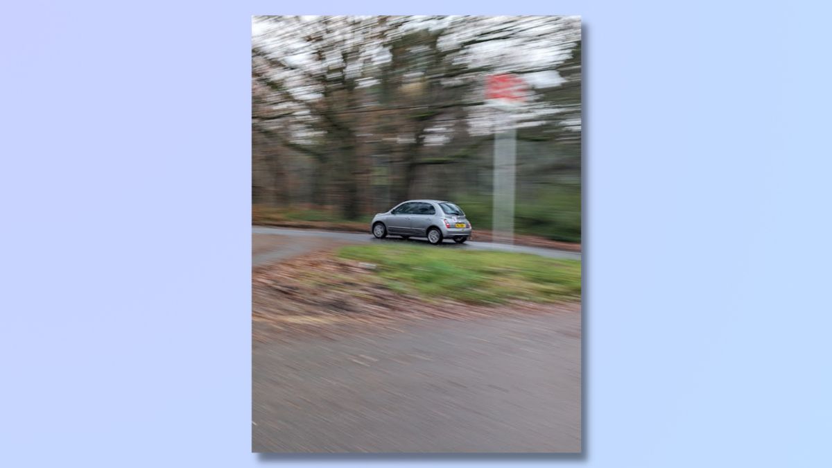 Снимок экрана, на котором показаны шаги по выполнению действий. Панорамирование фотографий на телефоне Google Pixel — фотография автомобиля, сделанная с помощью Action Pan.