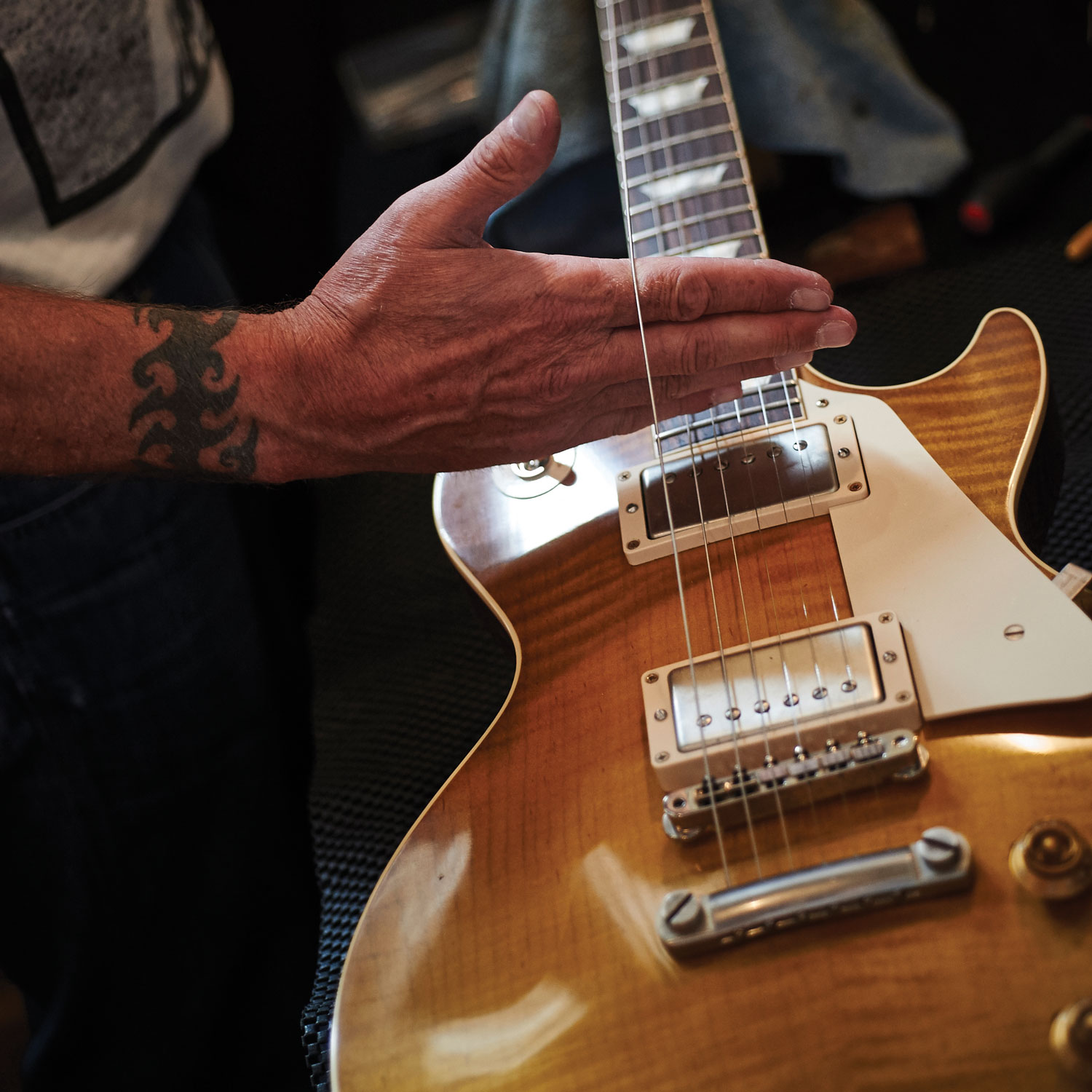Stretching the strings on a Gibson Les Paul