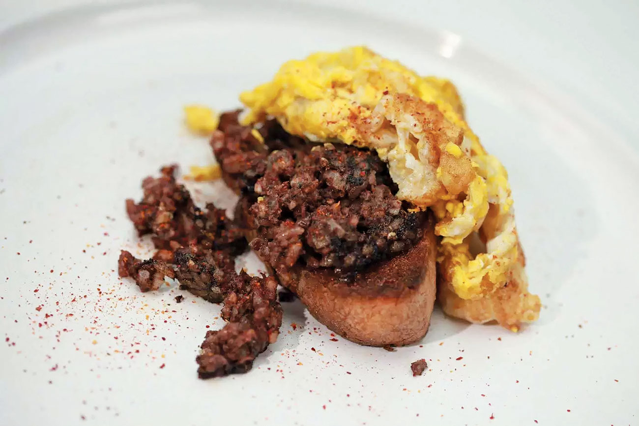 DEC283.five_dishes.morcilla_de_burgos_con_huevos.jpg