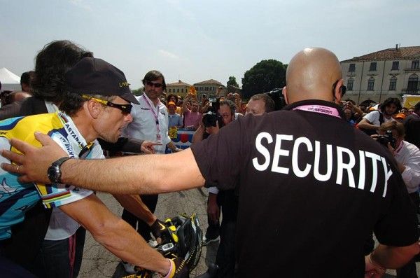 The security at the Giro has been tightened in order to control the chaos that follows Lance Armstrong wherever he goes.