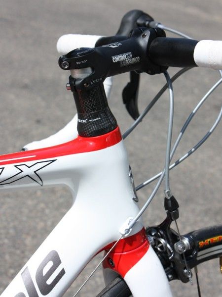 The steerer measures 1 1/8" throughout its length - sorry, no tapered front end here.