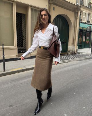 EUROPEAN AUTUMN OUTFITS: LIDA WEARS A WHITE SHIRT, PENCIL SKIRT AND BOOTS