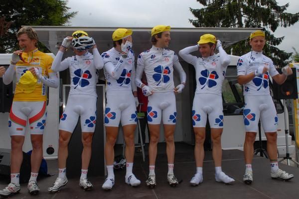 Fran&ccedil;aise Des Jeux don colour-coded caps to match their captain's jersey