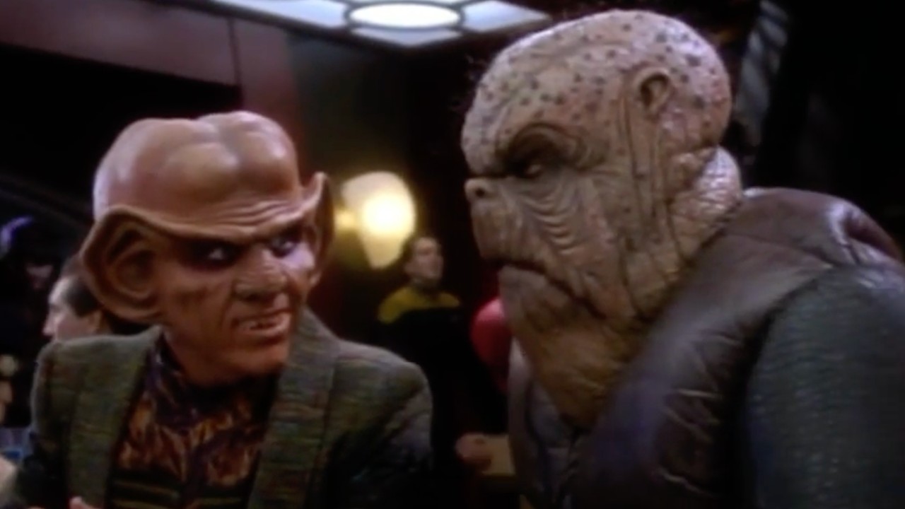 Quark talking with Morn at the bar