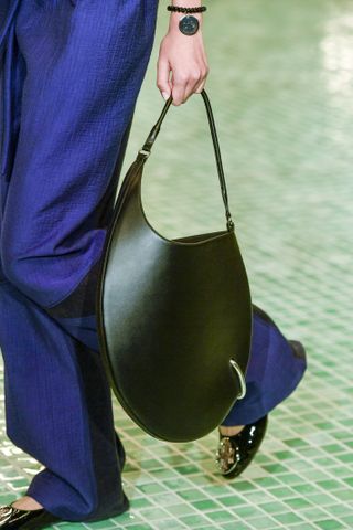 A model walks the runway during the Tory Burch Ready to Wear Spring/Summer 2025 fashion show as part of the New York Fashion Week on September 9, 2024 in NY carrying the new pierced bag