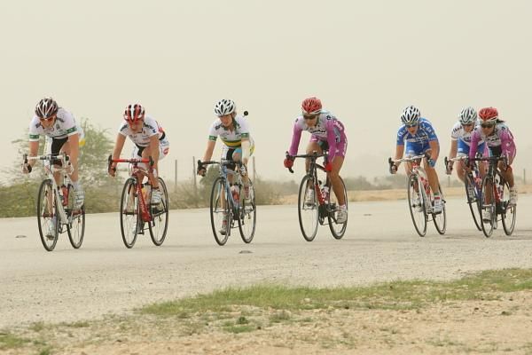 A crash meant that riders had to chase back to the first bunch. Sarah Roy (Australia) leads a bunch which includes World Champion, Tatiana Guderzo (Italy)