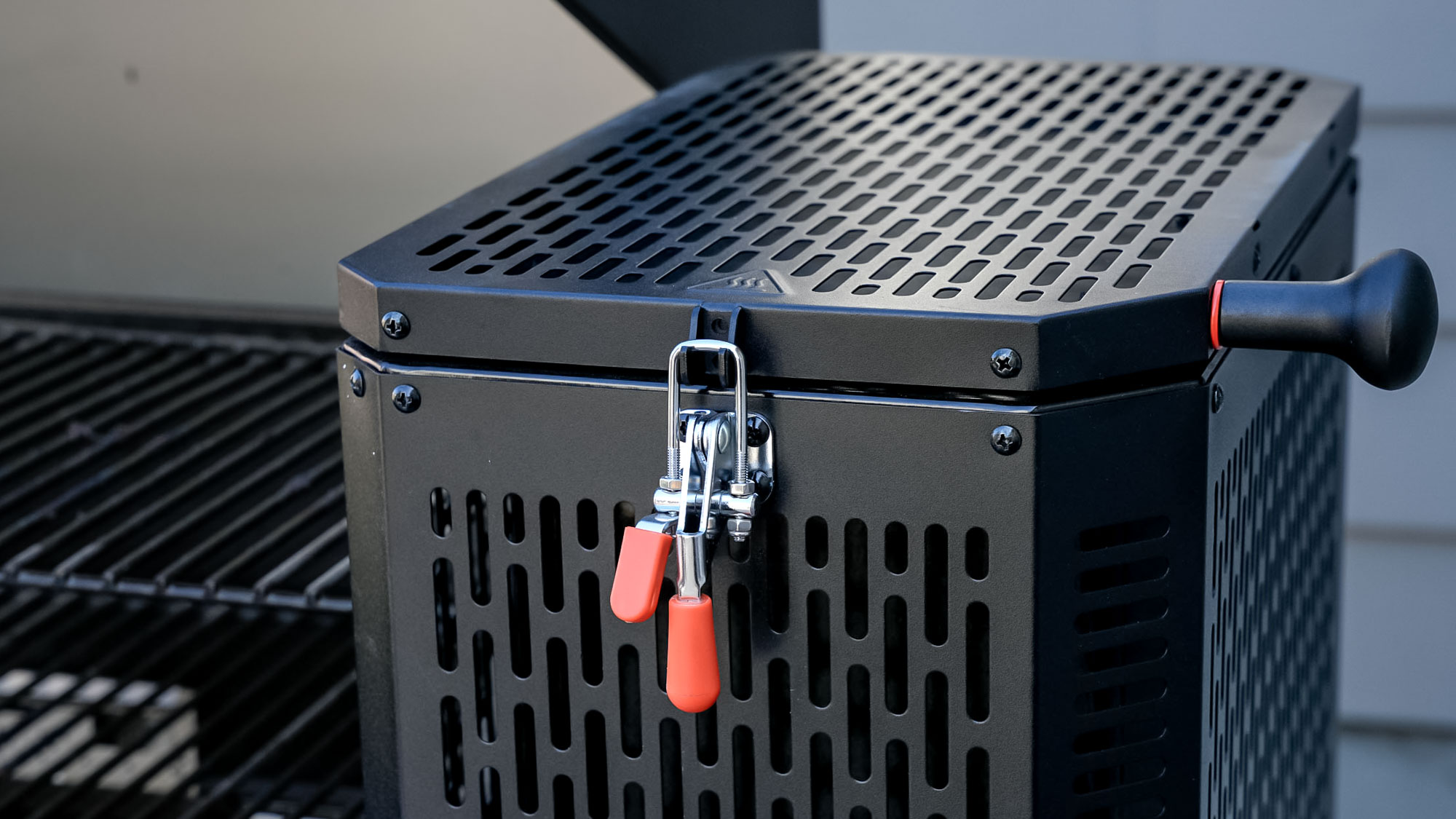 The Masterbuilt Gravity Series 1150 latch closeup