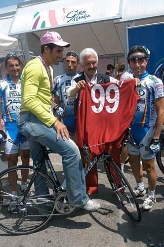 Selle Italia boss Gianni Savio shares some time with his riders before the stage