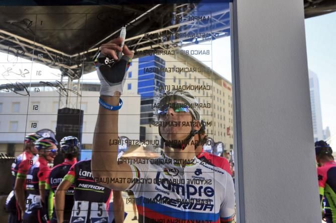 Rui Costa (Lampre Merida) signs on at the start of stage 3 in Dubai