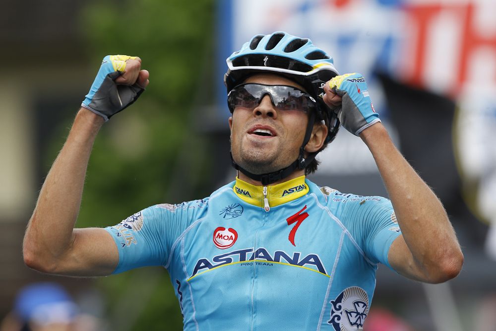 Mikel Landa (Astana) wins his second stage of the Giro d'Italia Tuesday in Aprica.