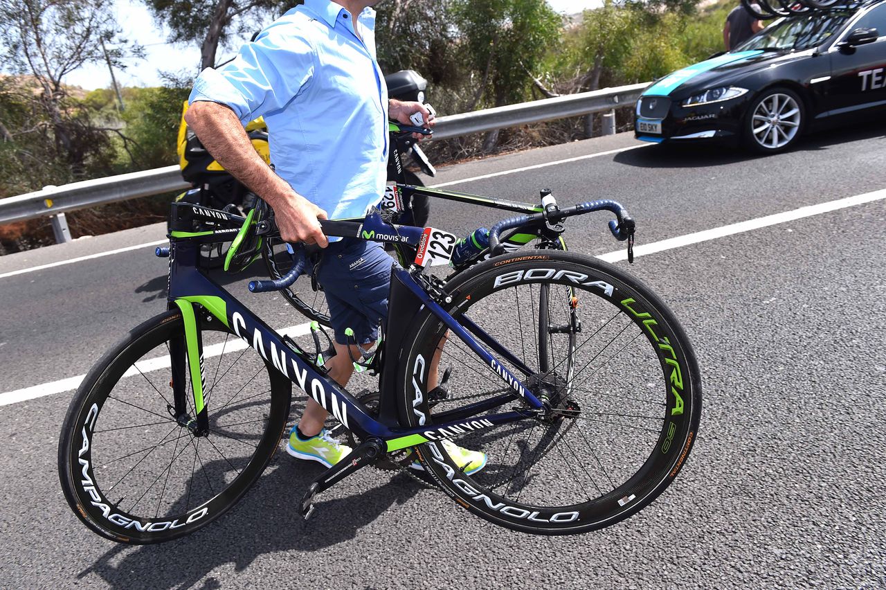 Imanol Erviti's bike is broken
