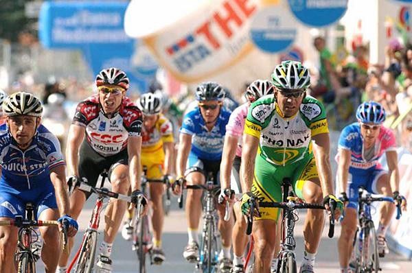 The bunch finishes with all the favourites up front