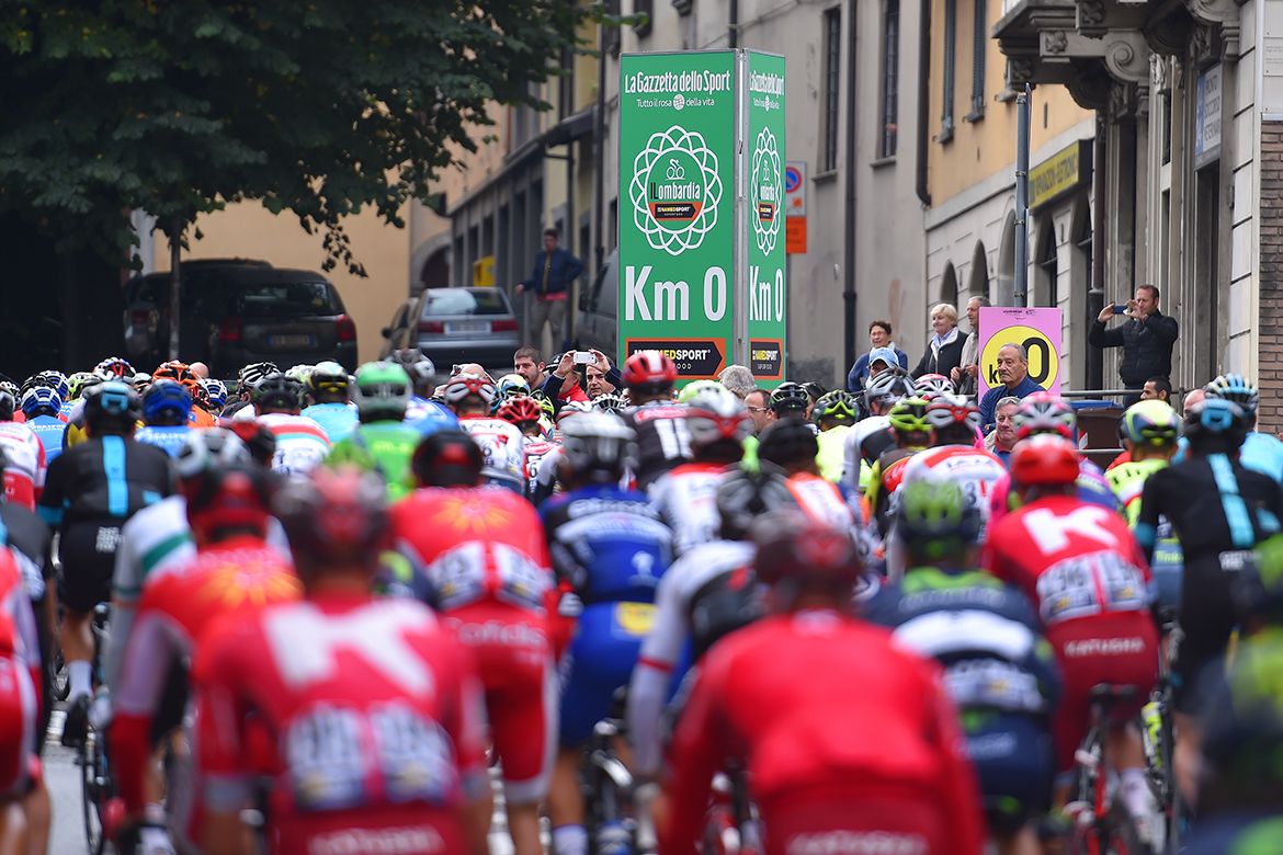 The peloton leaves Como for Il Lombardia