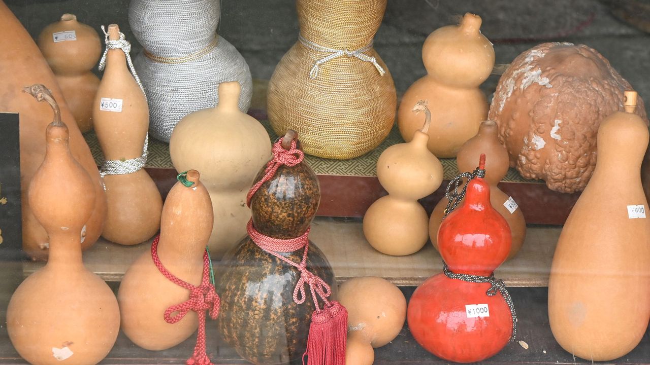 gourds of mixed size and color