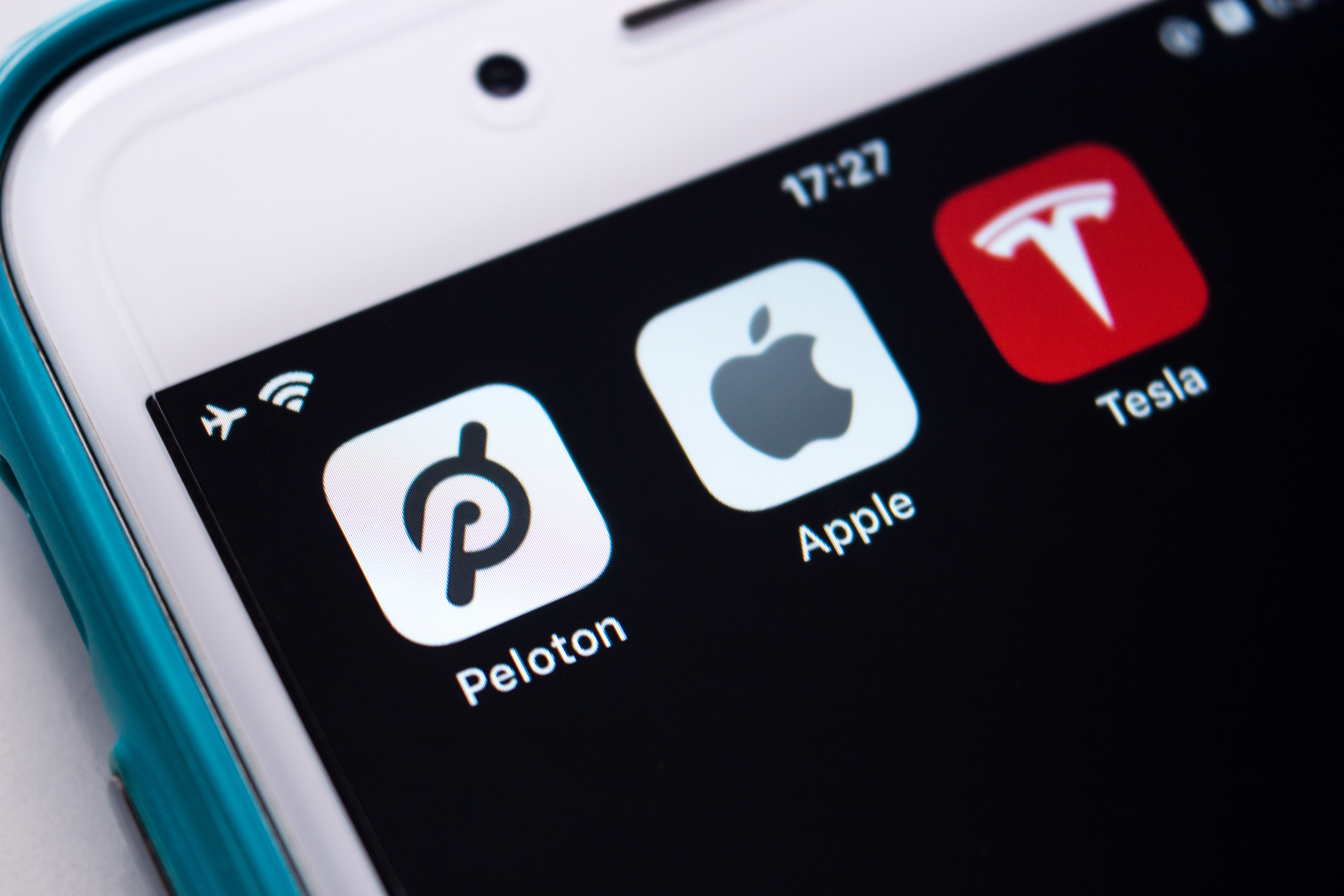 iphone Se с приложениями tesla, apple и peloton