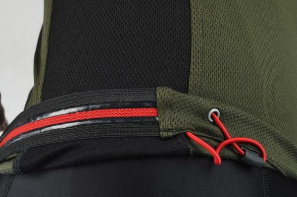 A silicone lining at the rear hem helps keep the back of the jersey in place while the drawstring is available to seal up drafts if needed