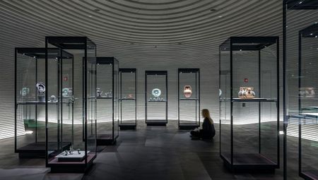 etruscan galleries display cases