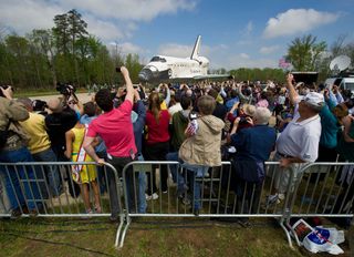Shuttle Discovery Arrives at the Transfer Center