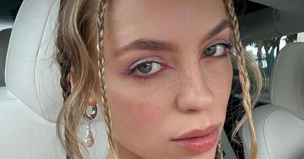 How to Tap Into the Cool-Girl Burgundy Mascara Trend | Who What Wear