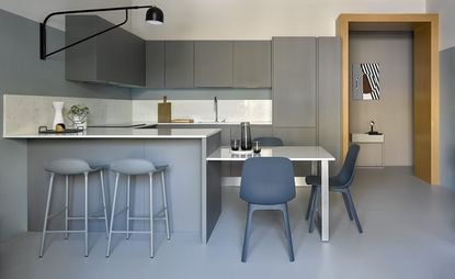 Grey kitchen with breakfast bar