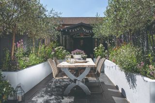 Flower bed ideas to frame a dining area