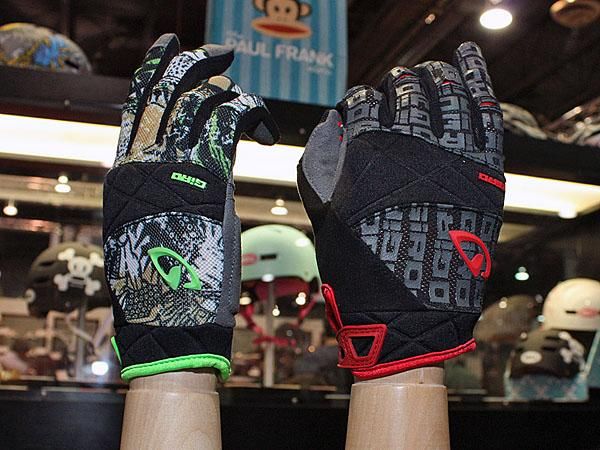 Mild padding on the DJ gloves softens landings while the unique Super Fit three-piece palm helps minimise bunching.