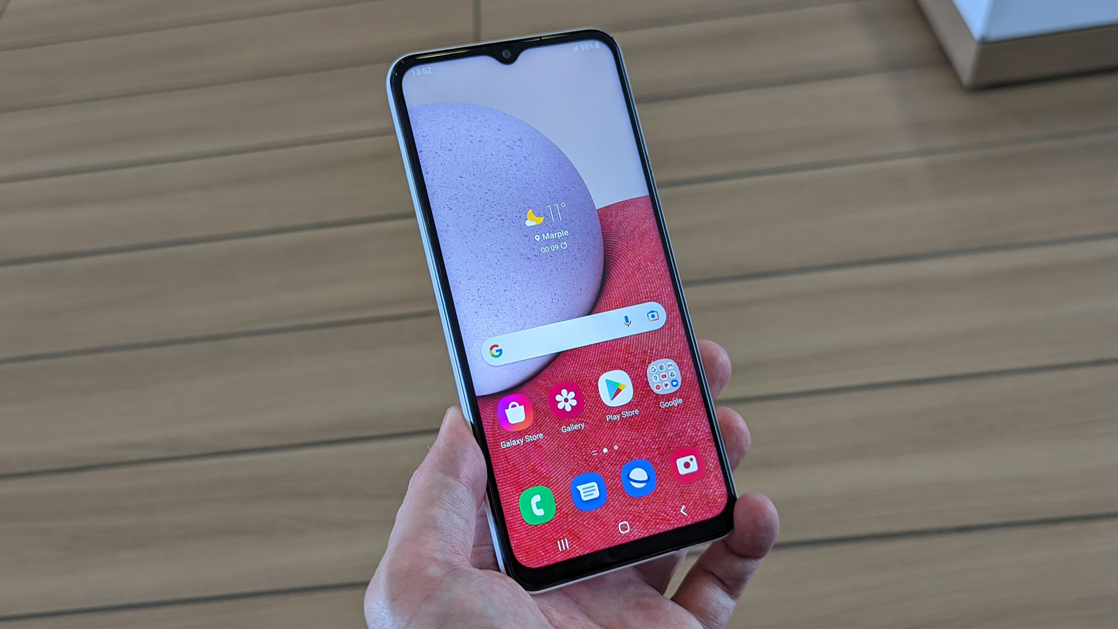 Samsung Galaxy A13 mirando hacia adelante sostenido en una mano