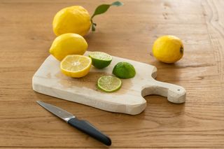 how to clean wooden cutting boards with lemons